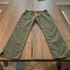 Women's Kade Cargo scrub pants in d/c color Moss ! Size large tall !